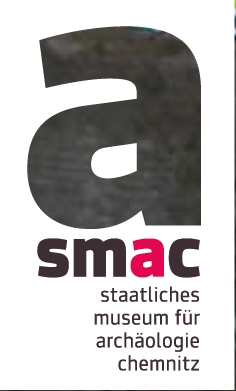 smac Logo smac Chemnitz. großformatigem klein gedruckten a. darunter smac. darunter je auf neuer Zeile: staatliches museum für archäologie chemnitz.